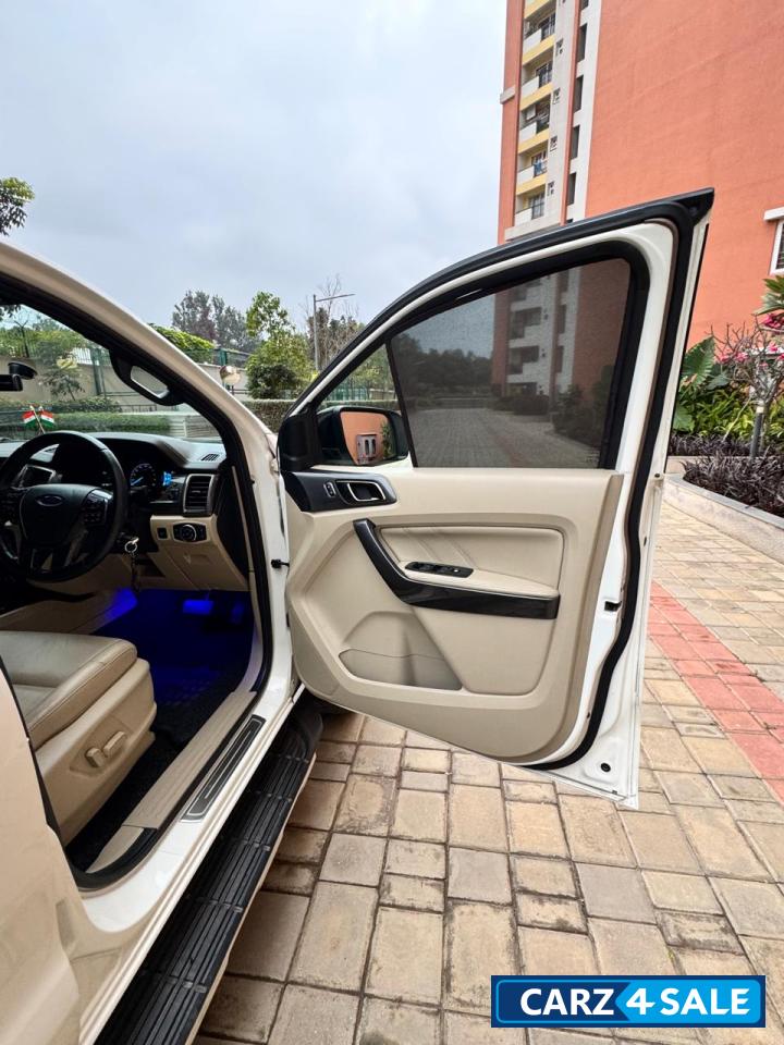 White Ford Endeavour Titanium 3.2 4x4