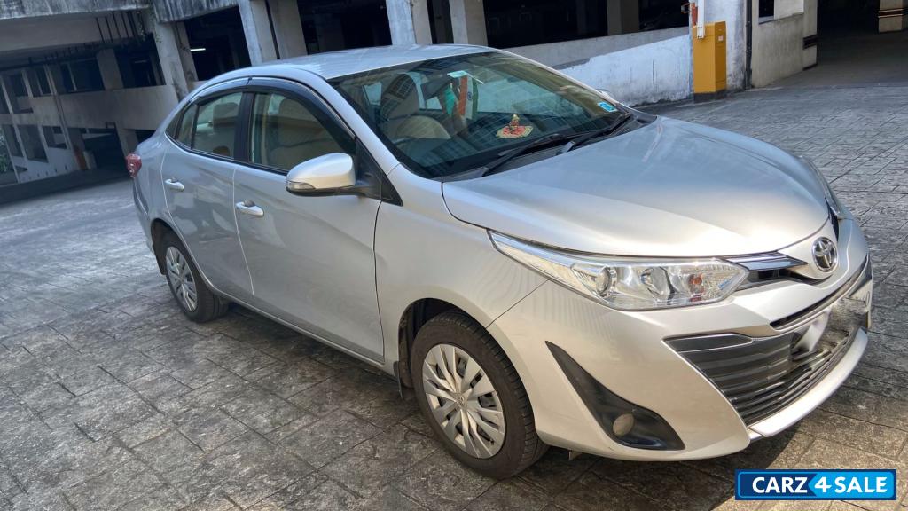 Silver Toyota Yaris G CVT