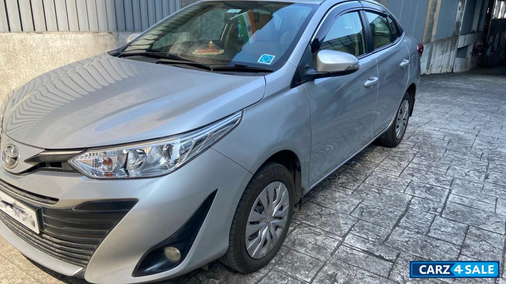 Silver Toyota Yaris G CVT