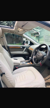 Carrara White Audi Q7 Quattro