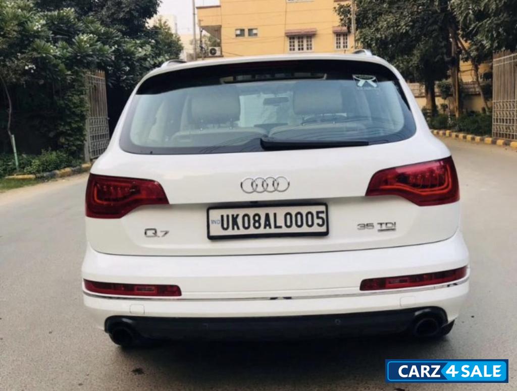 Carrara White Audi Q7 Quattro