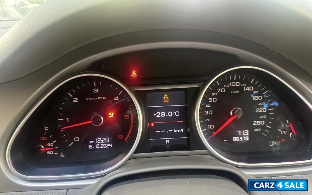 Carrara White Audi Q7 Quattro