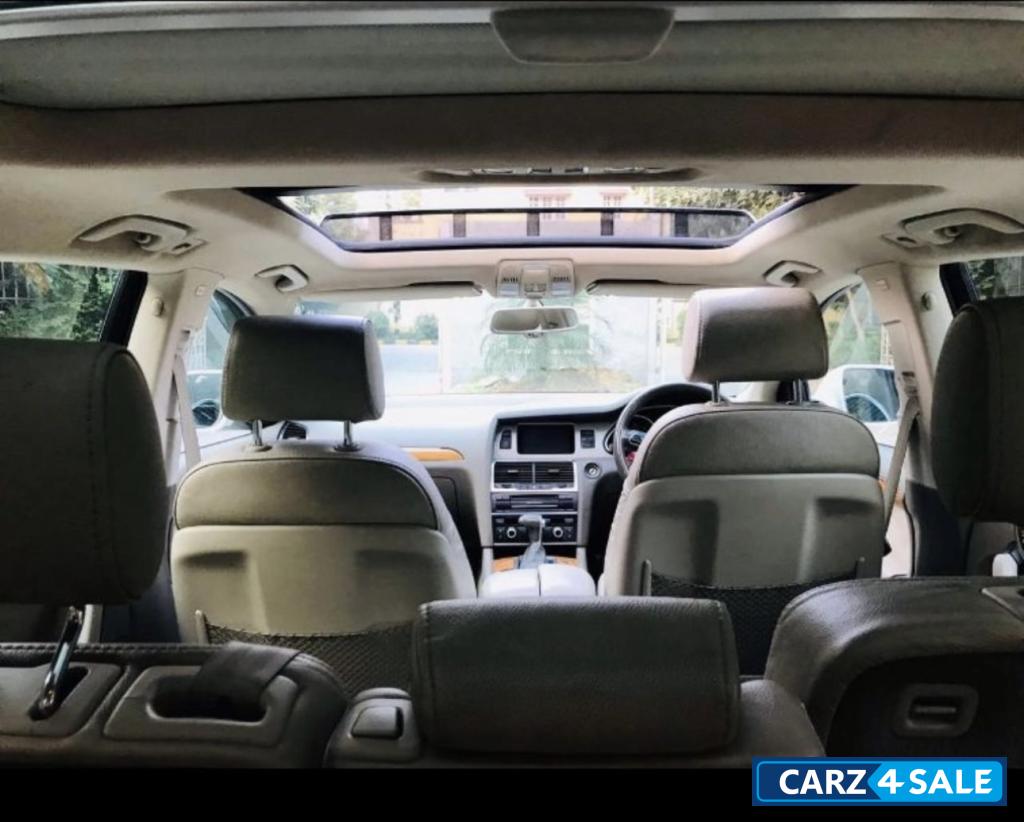 Carrara White Audi Q7 Quattro