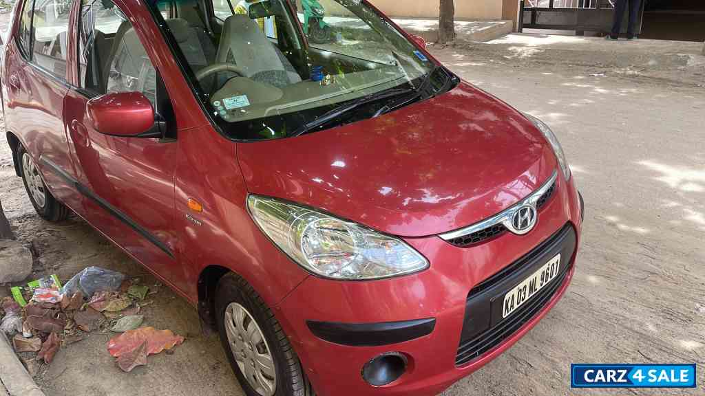 Red Hyundai i10 Sportz