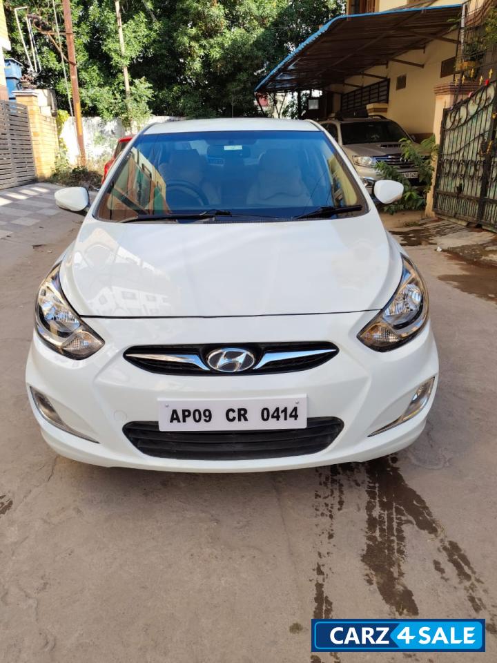 White Hyundai Verna Sx