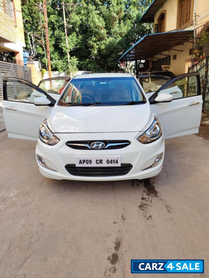 White Hyundai Verna Sx