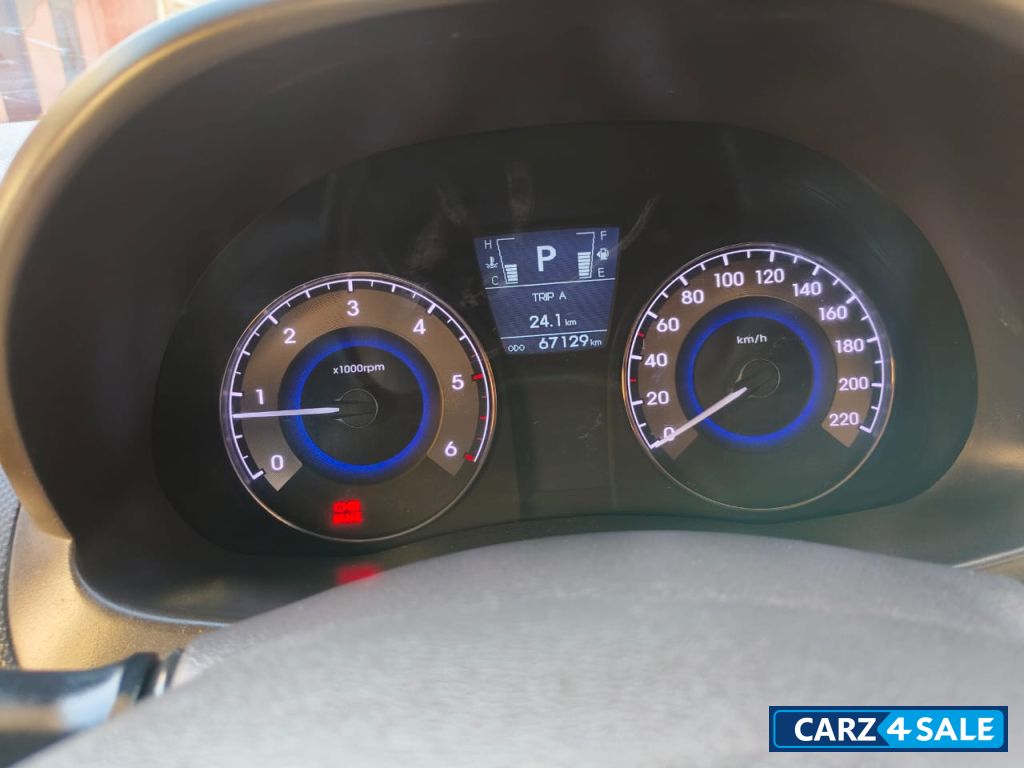 White Hyundai Verna Sx