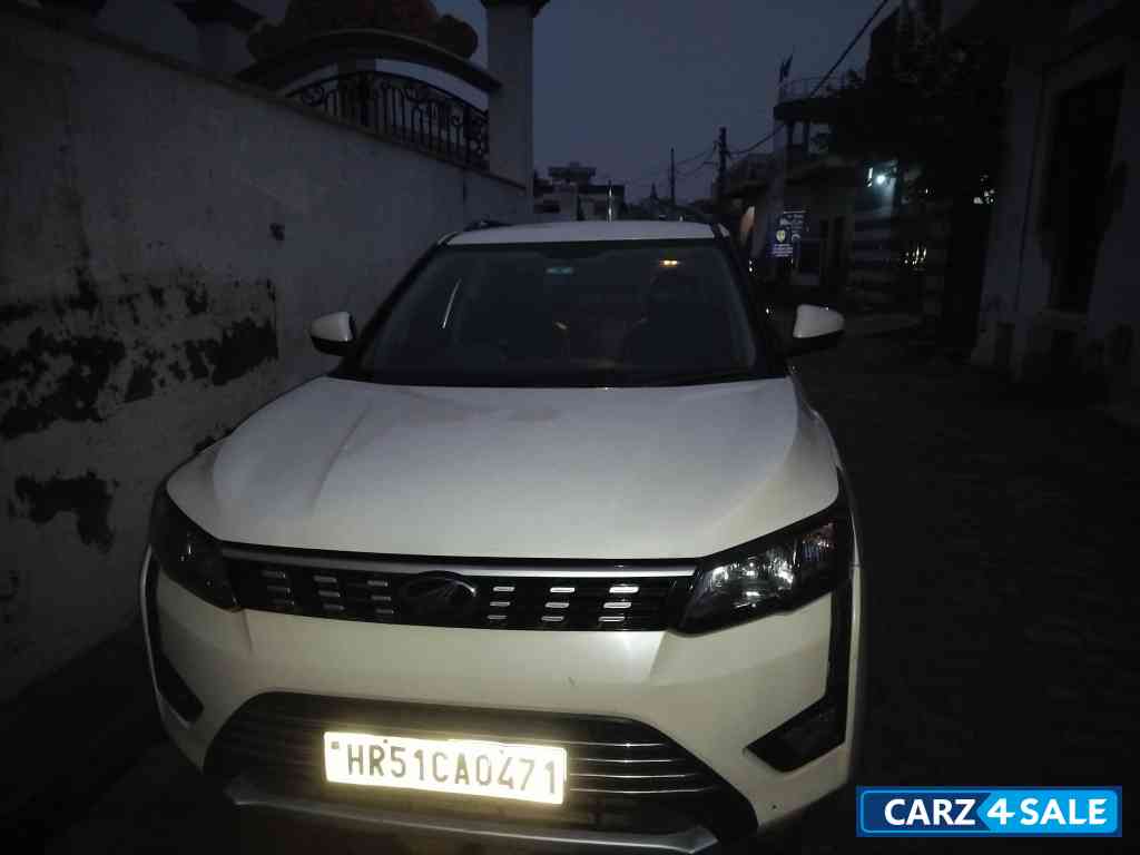 Mahindra XUV300 W6