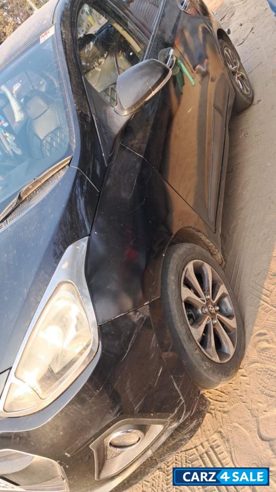 Black Hyundai Xcent SX