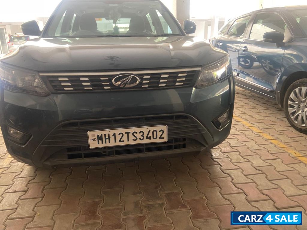 Mahindra XUV300 W6