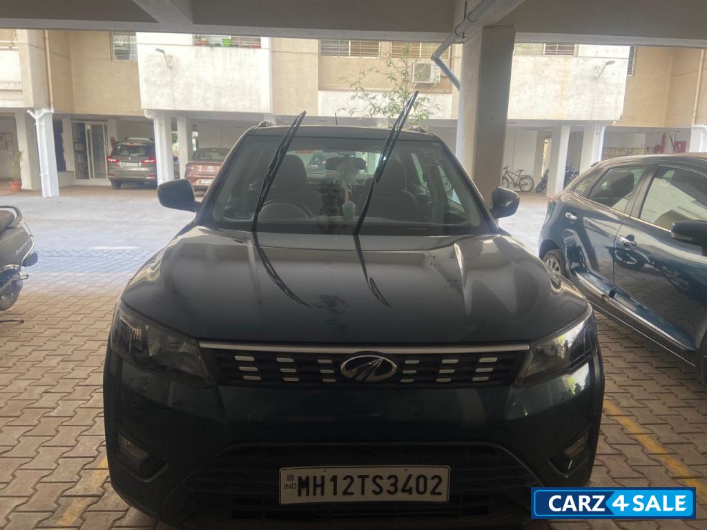 Mahindra XUV300 W6