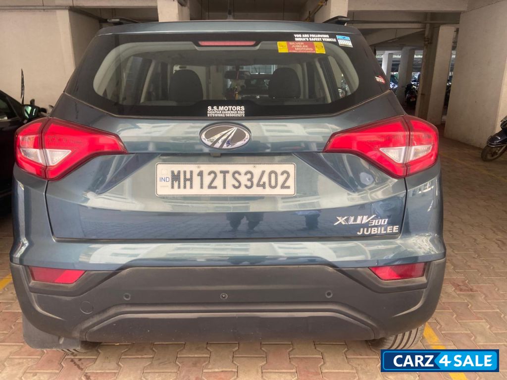 Mahindra XUV300 W6