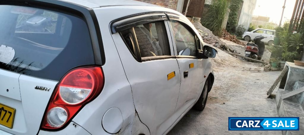 White Chevrolet Beat 2016