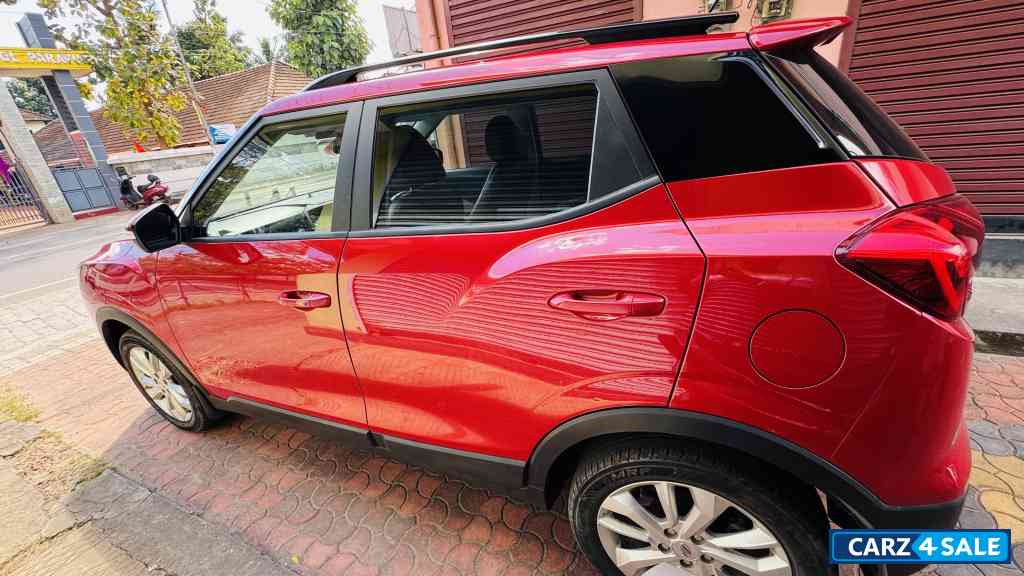 Mahindra XUV300 W8