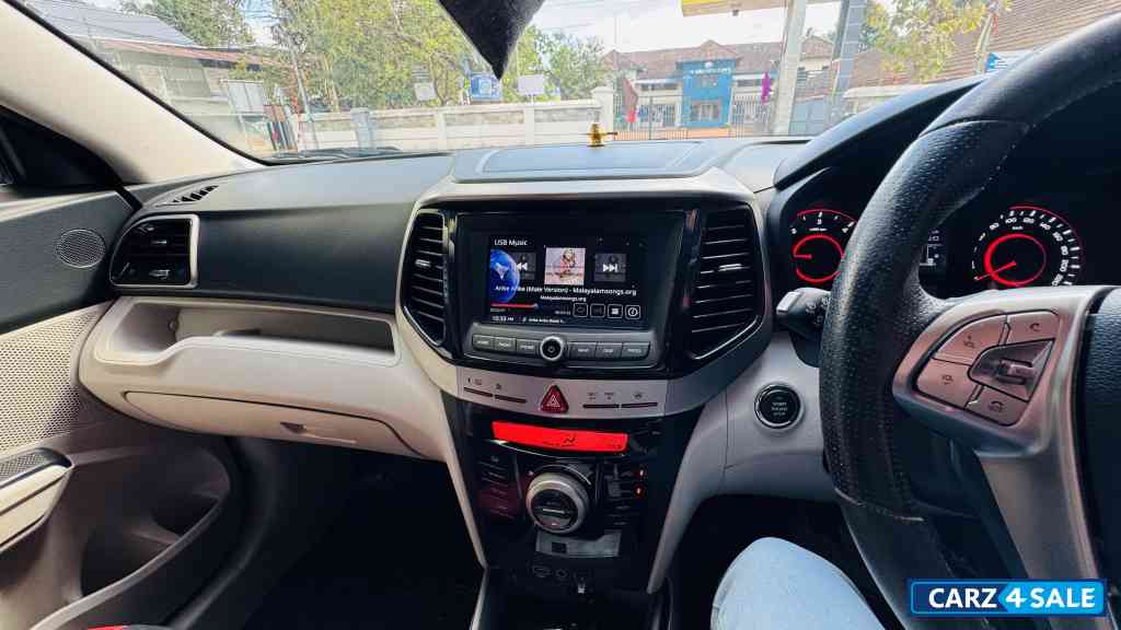 Mahindra XUV300 W8