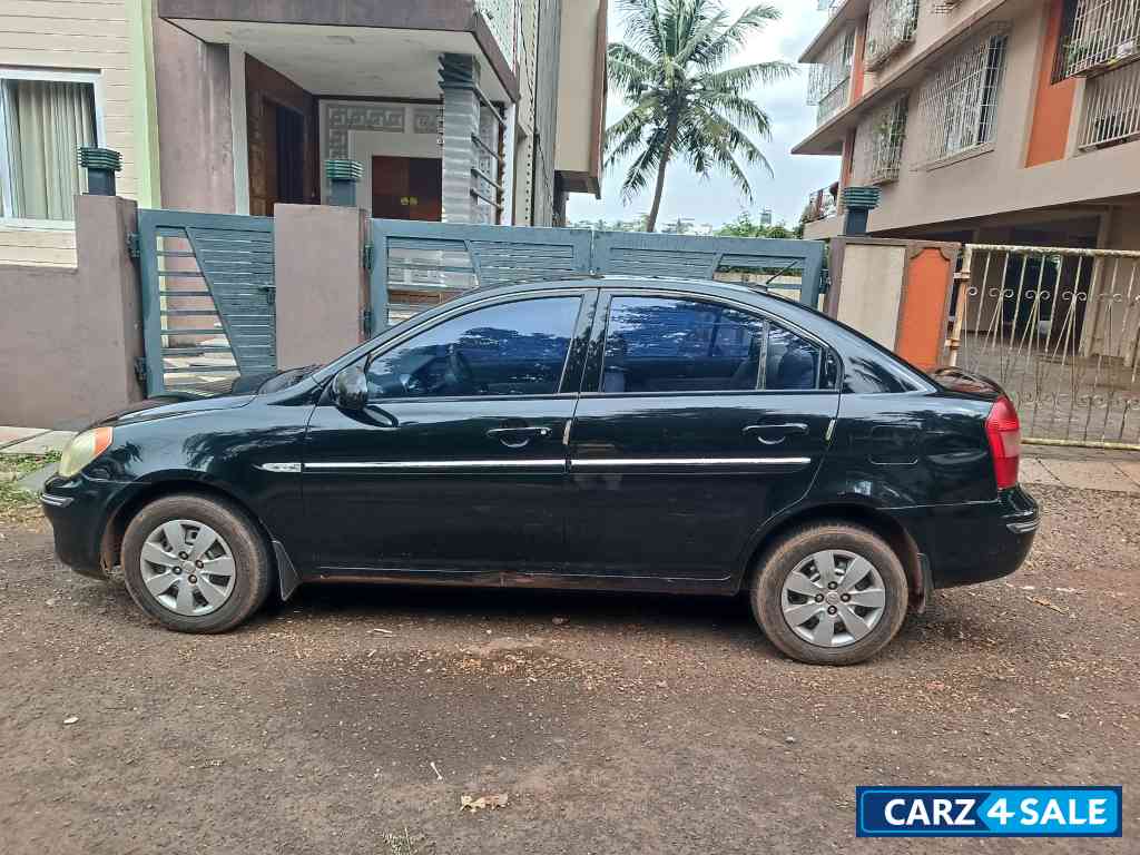 Black Hyundai Verna 1.6 VTVT