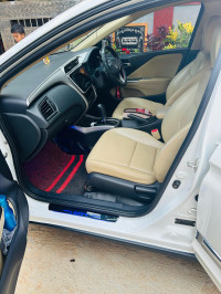 Pearl White Honda City ZX CVT (I-VTECH)