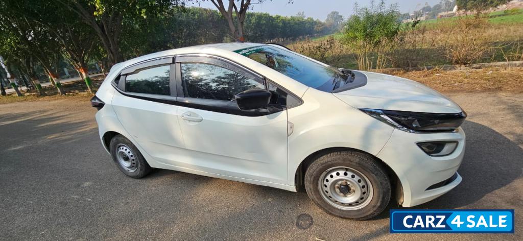 White Tata Altroz XE 1.2 RHYTHM