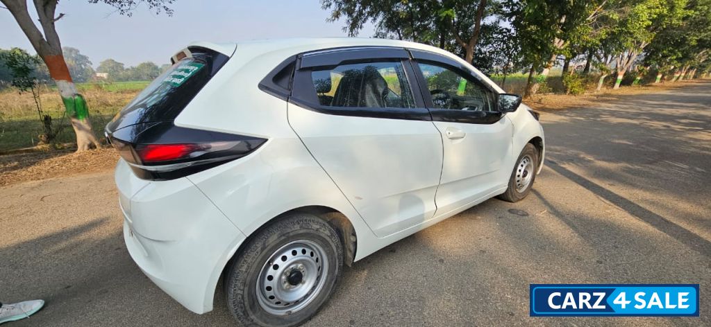 White Tata Altroz XE 1.2 RHYTHM