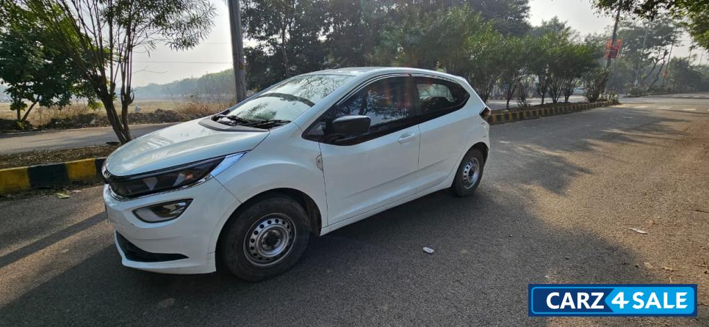 White Tata Altroz XE 1.2 RHYTHM