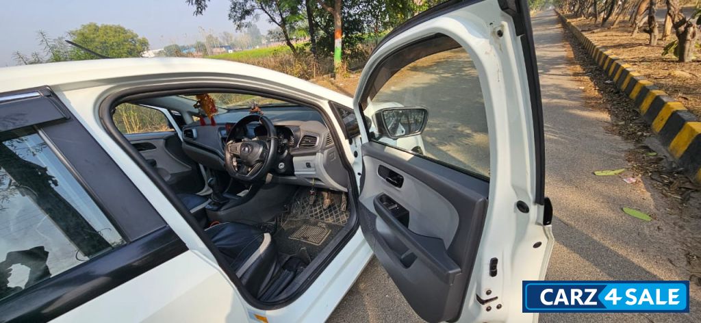 White Tata Altroz XE 1.2 RHYTHM