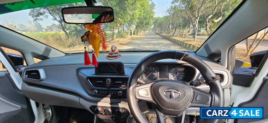 White Tata Altroz XE 1.2 RHYTHM