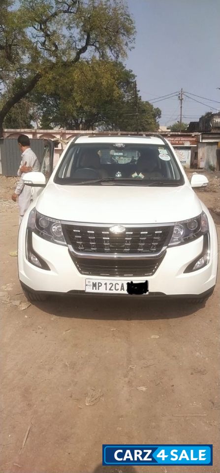 Mahindra XUV 500 W11