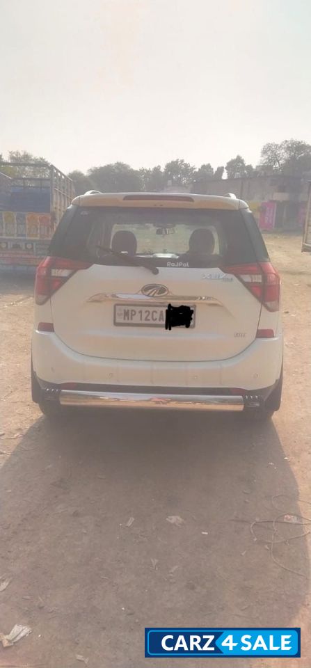 Mahindra XUV 500 W11