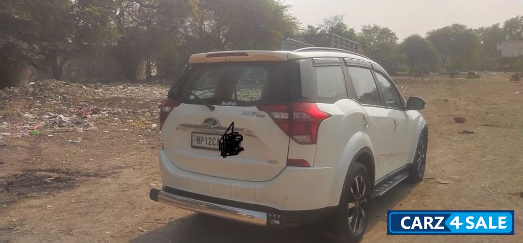 Mahindra XUV 500 W11