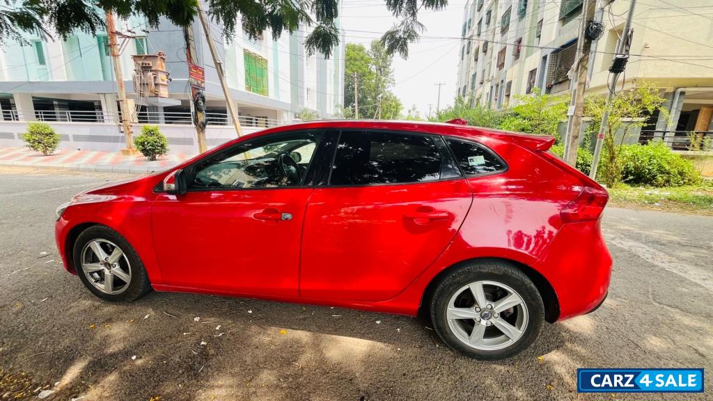 Red Volvo V40