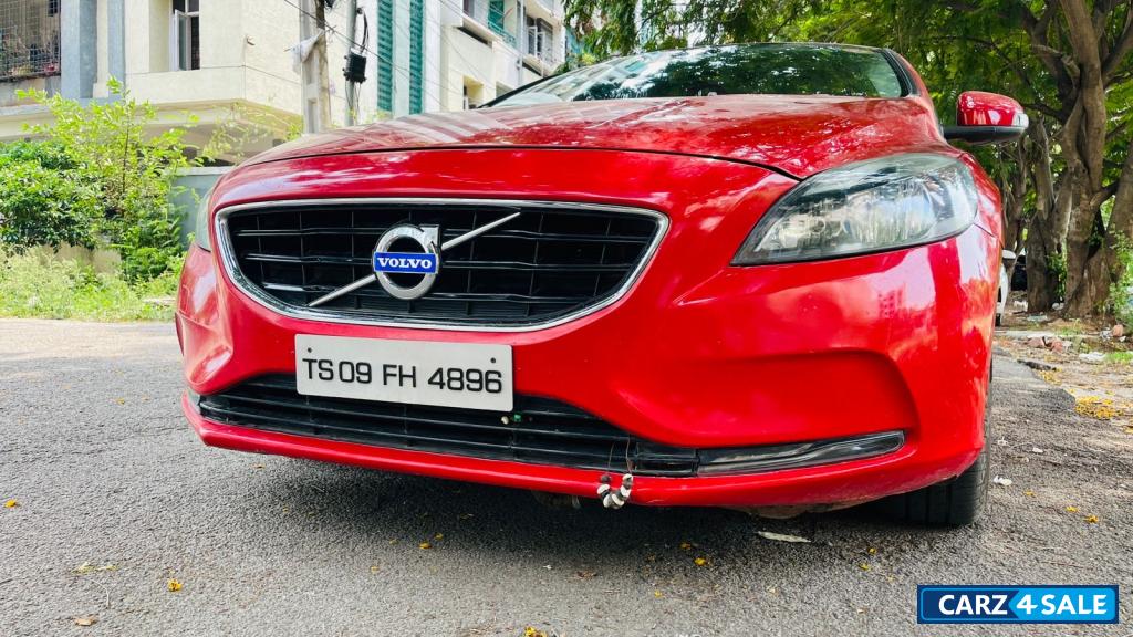 Red Volvo V40