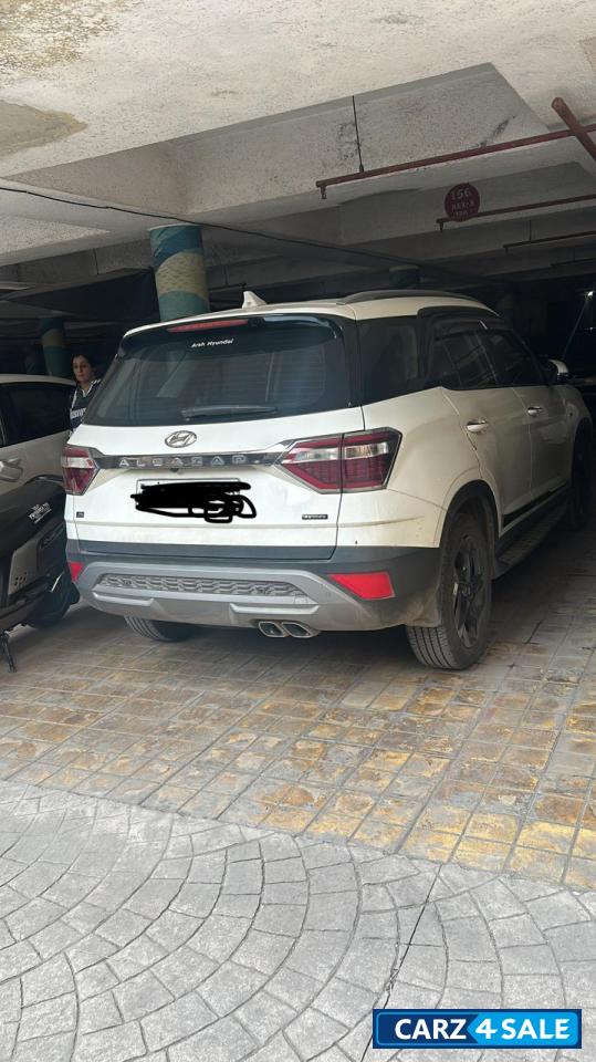 Polar White Hyundai Alcazar 1.5 AT Signature (O) 6 Str