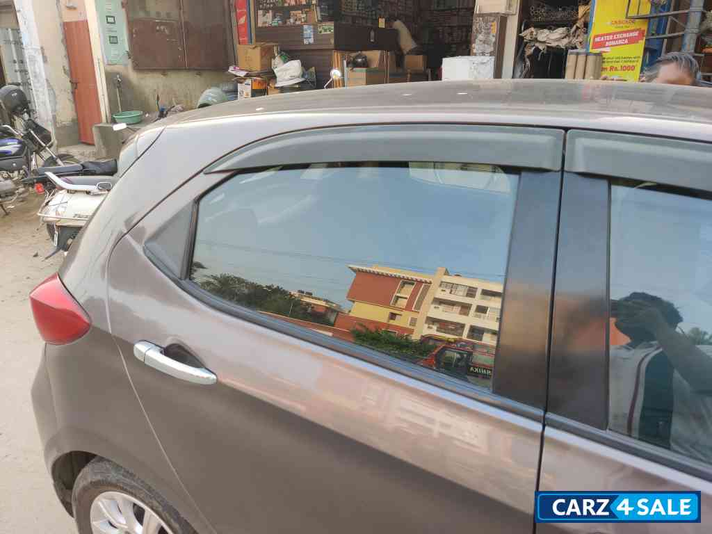 Metalic Silver Tata Tiago XZ Metalic Silver Tata Tiago XZ
