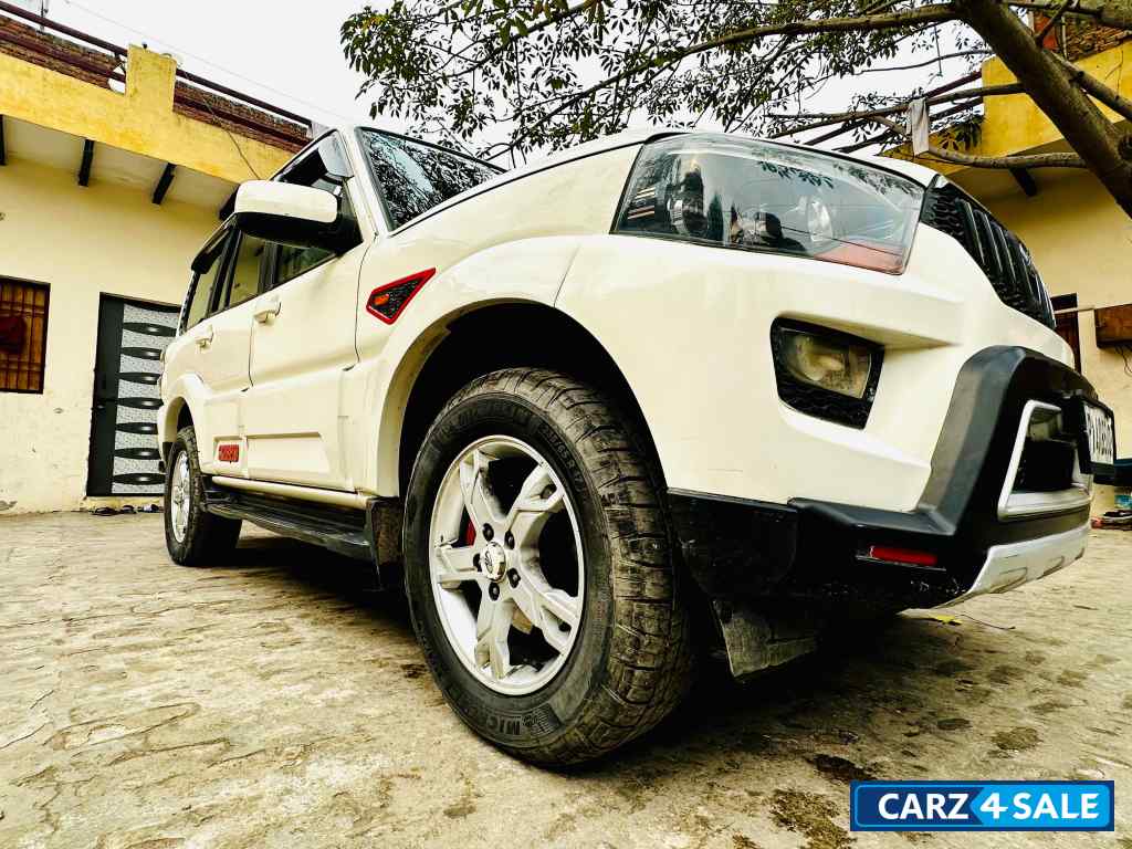 White Mahindra Scorpio S10