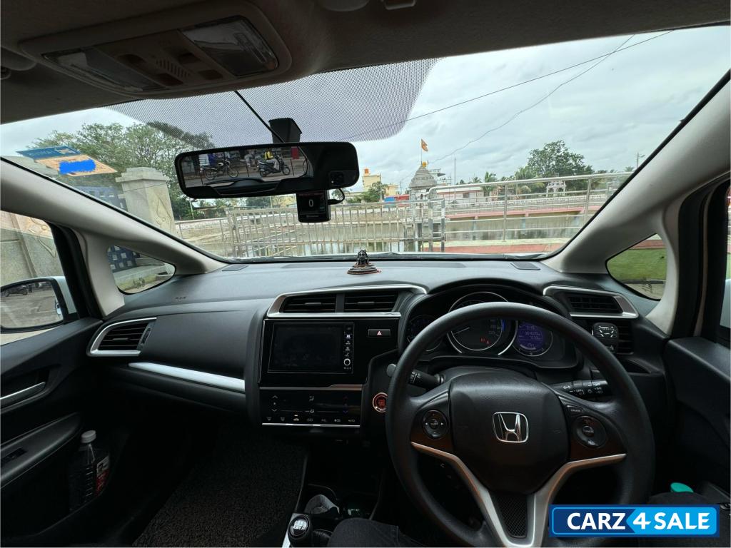 Pearl White Honda WR-V 1.5 VX i-Dtec