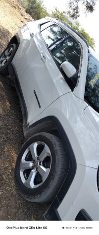 White Jeep Compass longitutde1.4