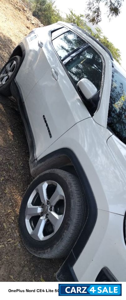 White Jeep Compass longitutde1.4