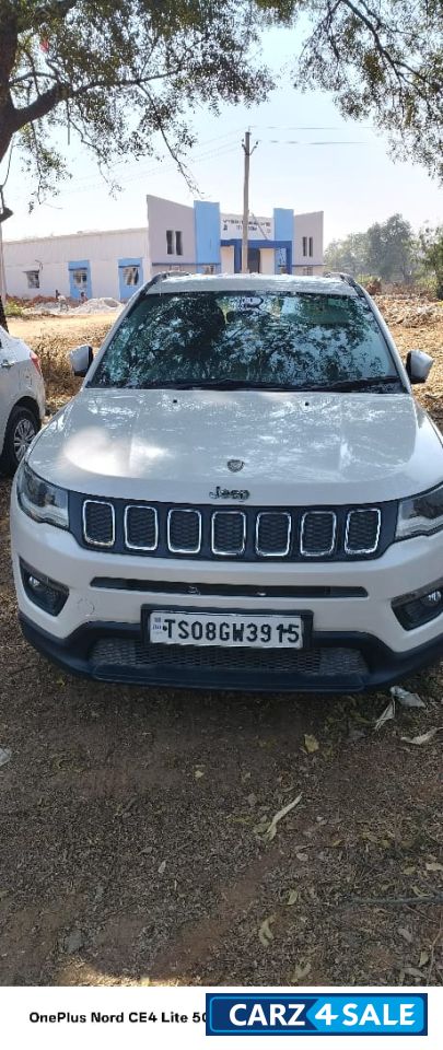 White Jeep Compass longitutde1.4