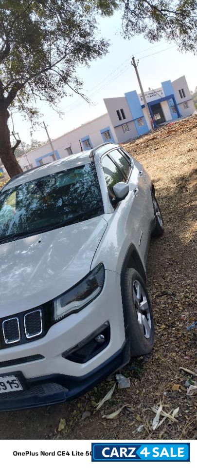 White Jeep Compass longitutde1.4