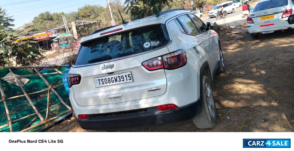 White Jeep Compass longitutde1.4