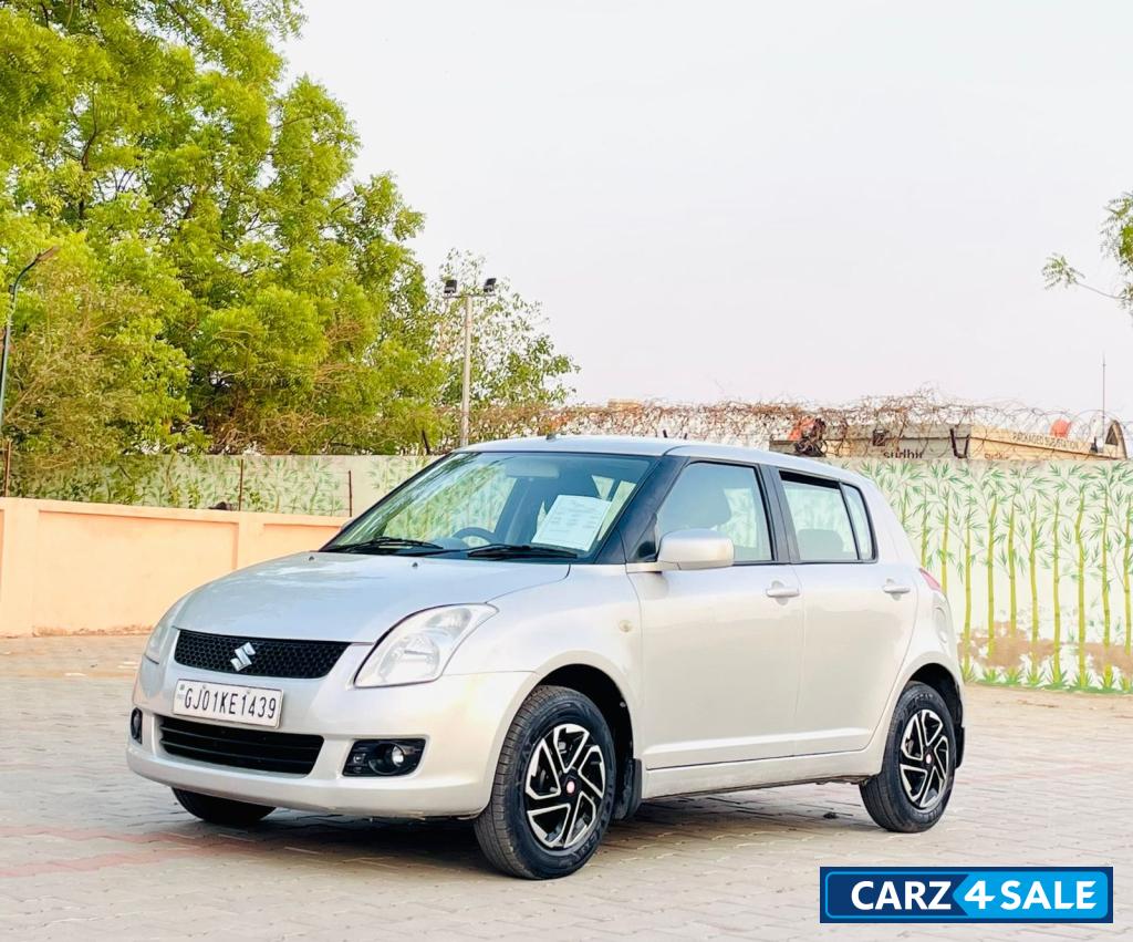 Silver Maruti Suzuki Swift VXI
