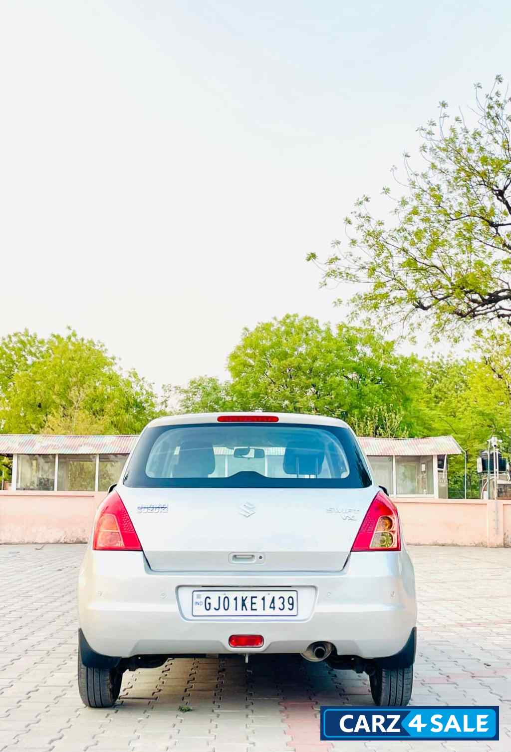 Silver Maruti Suzuki Swift VXI