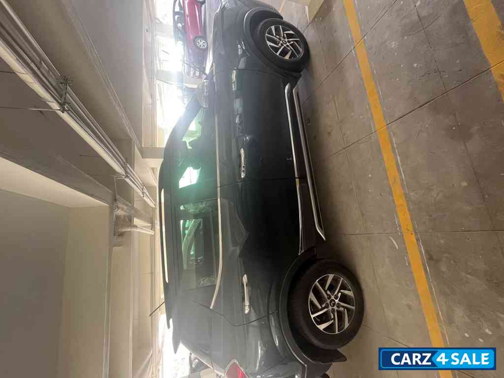 Mahindra XUV300 1.2 petrolW8 Optional Manual