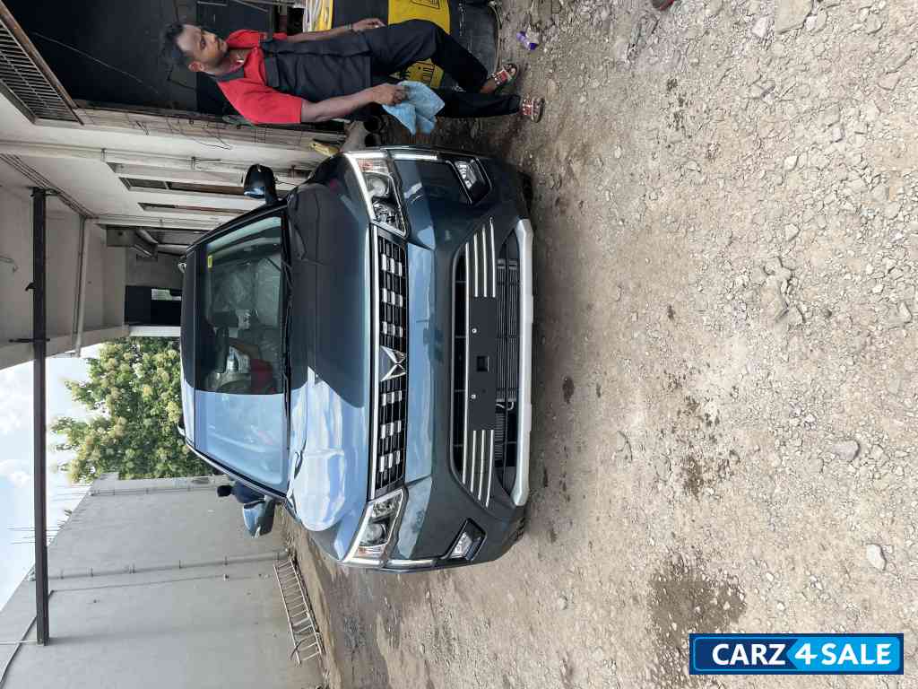Mahindra XUV300 1.2 petrolW8 Optional Manual