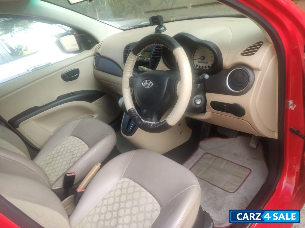 Red Hyundai i10 Magna AT