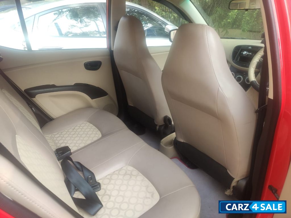 Red Hyundai i10 Magna AT