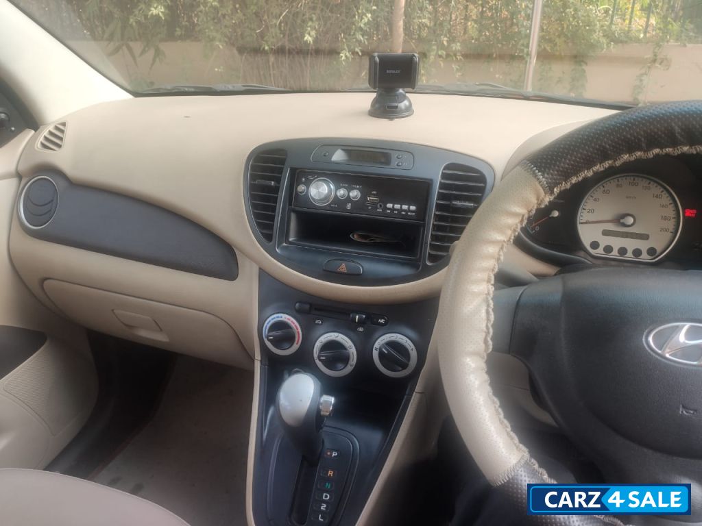 Red Hyundai i10 Magna AT