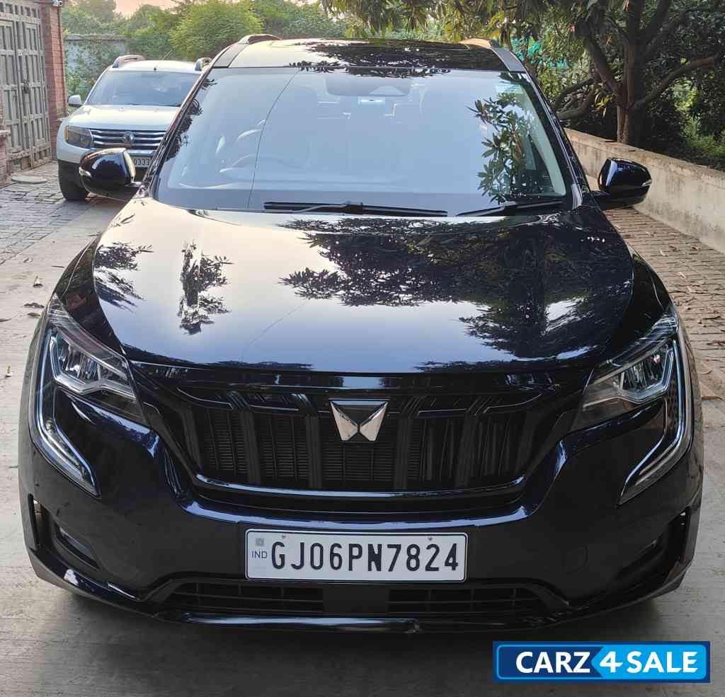 Midnight Black Mahindra XUV700 AX7 AT