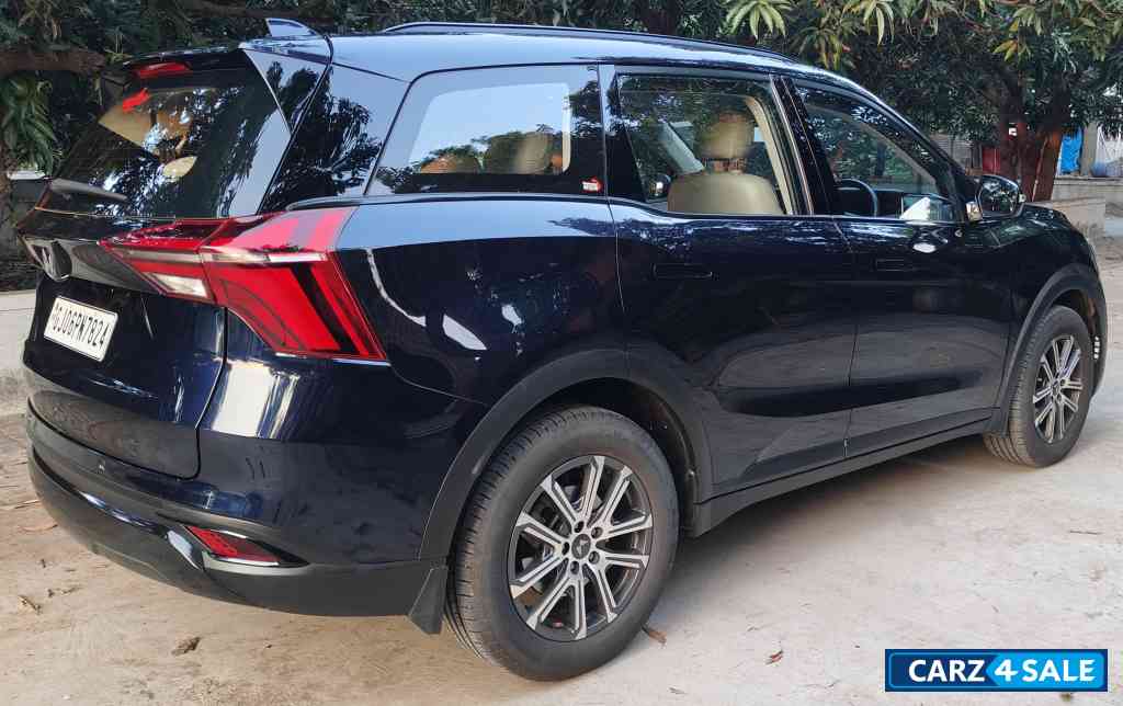 Midnight Black Mahindra XUV700 AX7 AT