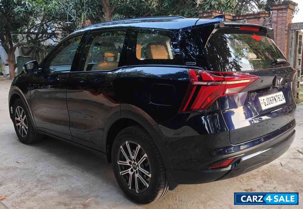 Midnight Black Mahindra XUV700 AX7 AT